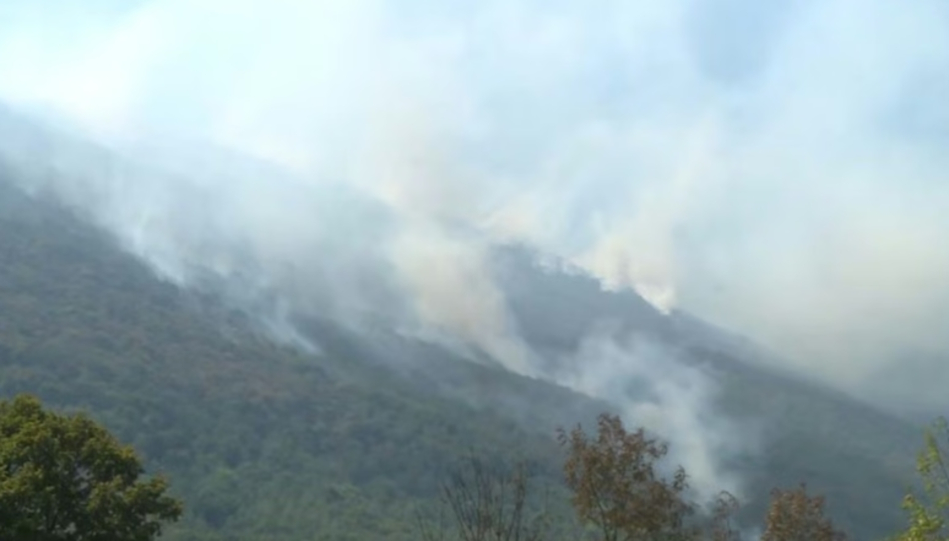Požari širom BiH ne jenjavaju: Vatra, vjetar i podzemna žarišta otežavaju borbu - slika 1
