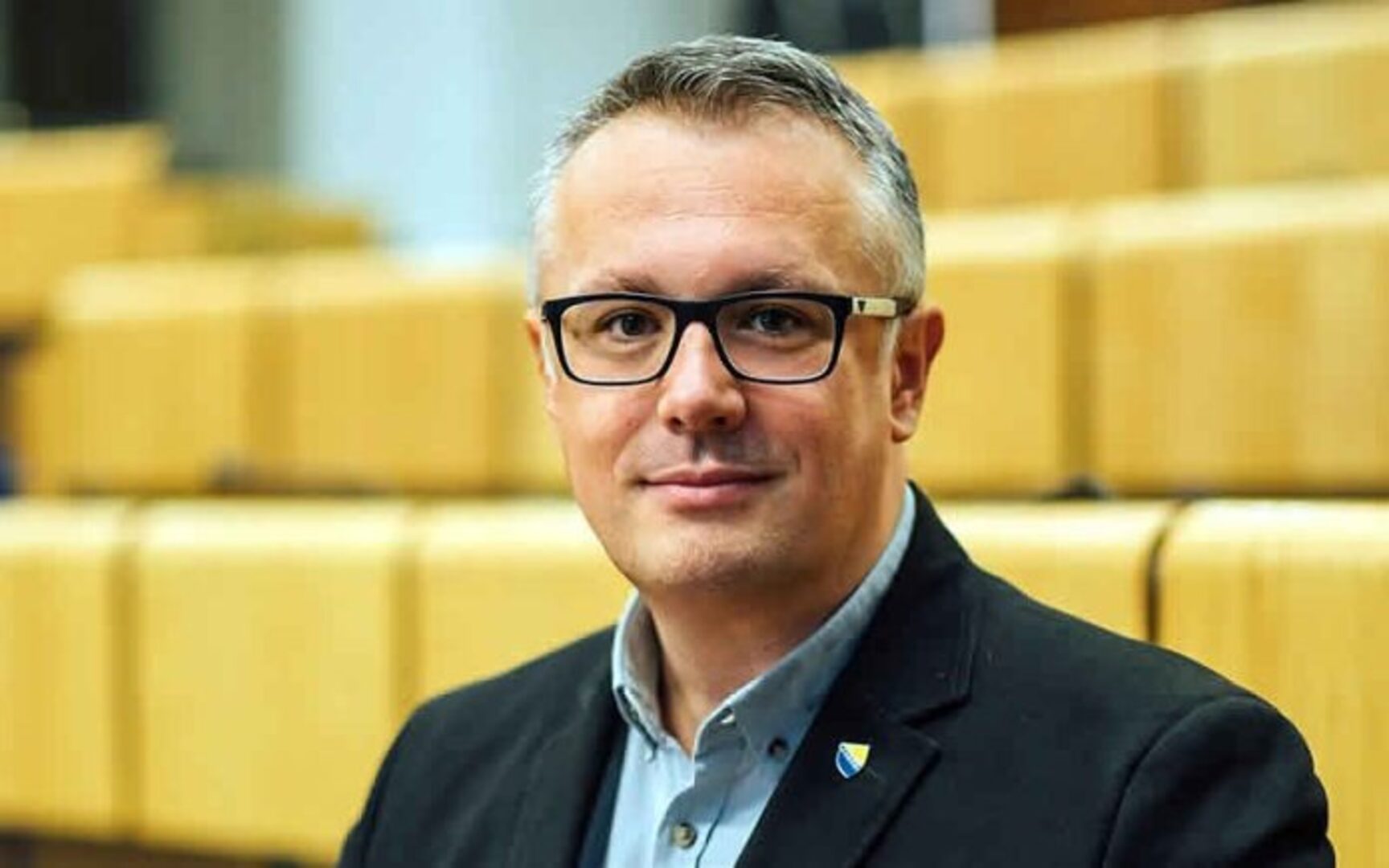 Kajan prozvao Grad Mostar zbog poderanih zastava BiH: „Ko je odgovoran i kada će konačno reagovati?“ - slika 1