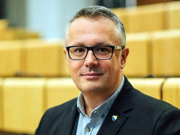 Kajan prozvao Grad Mostar zbog poderanih zastava BiH: „Ko je odgovoran i kada će konačno reagovati?“