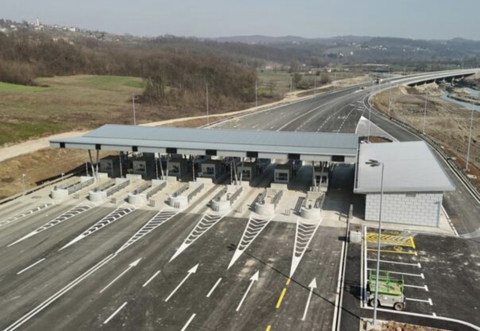Ostrvo koje zovu autoput: Otvorena dionica kod Tešnja - slika 1