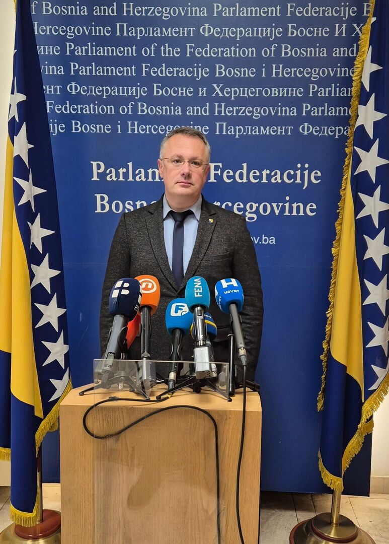 Kajan osudio isticanje ustaškog pozdrava na Starom mostu: „Dosta je veličanja ustaštva i ponižavanja žrtava“ - slika 1