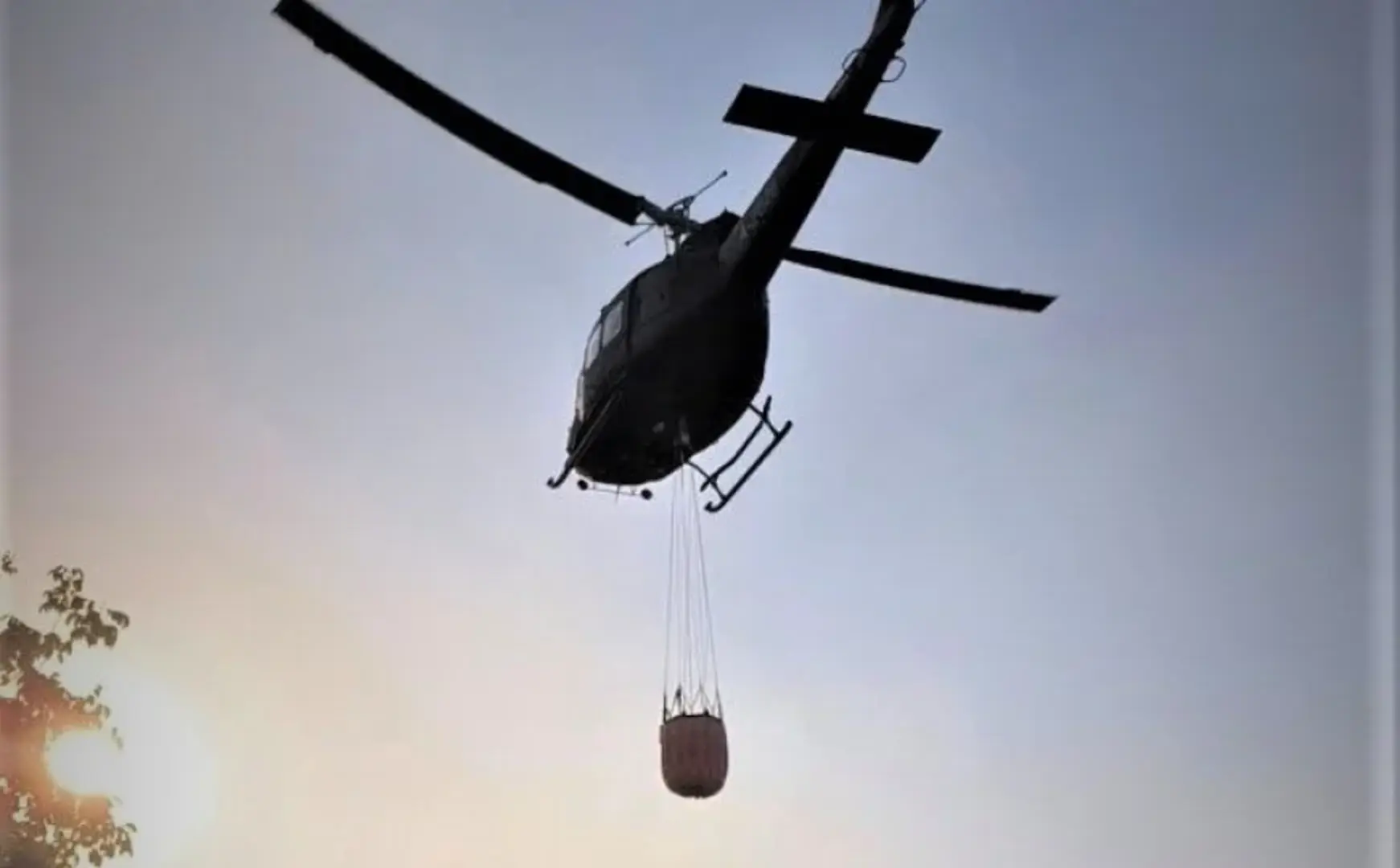 Helikopter Oružanih snaga BiH i dalje gasi požar u Trebinju, izbačeno 56 tona vode - slika 1