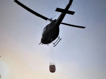Helikopter Oružanih snaga BiH i dalje gasi požar u Trebinju, izbačeno 56 tona vode