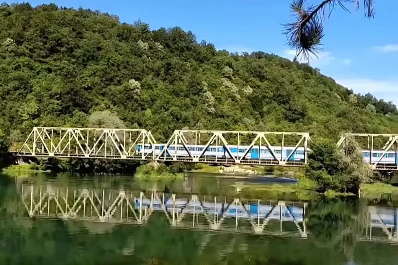 Nakon 13 godina počinje saobraćati redovni voz na relaciji Bihać - Bosanska Otoka: Poznate i cijene karata - slika 1