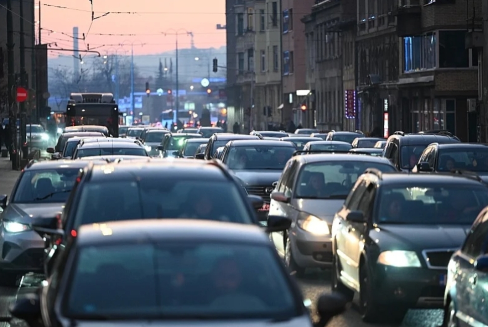 Vlada Kantona Sarajevo naložila hitnu kontrolu reklamnih panoa i bilborda uz javne ceste - slika 1