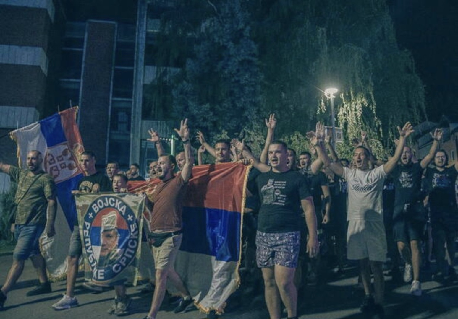 Više stotina ljudi palilo svijeće i skandiralo "Ratko Mladić" - slika 1