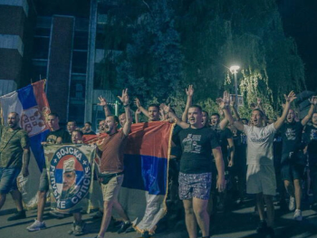 Više stotina ljudi palilo svijeće i skandiralo "Ratko Mladić"