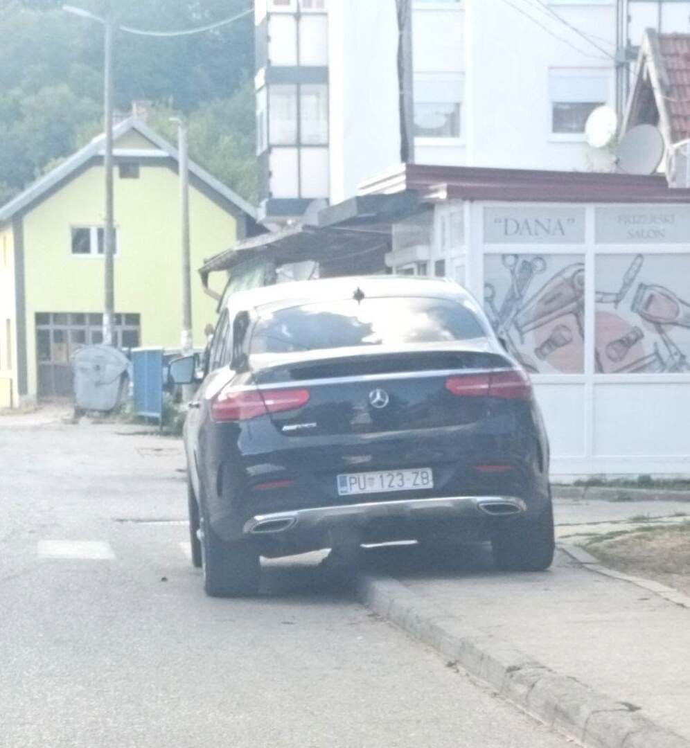 Načelnik Kalinovika vozi automobil s hrvatskom šahovnicom - slika 1