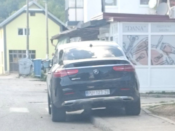 Načelnik Kalinovika vozi automobil s hrvatskom šahovnicom