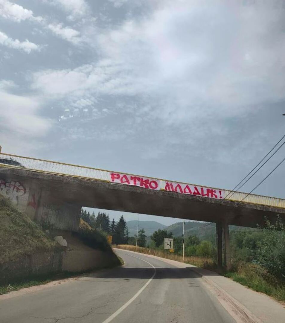 Sramotan prizor: Na nadvožnjaku kod Pala istaknuto ime zločinca Mladića - slika 1