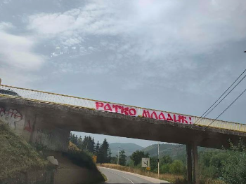 Sramotan prizor: Na nadvožnjaku kod Pala istaknuto ime zločinca Mladića