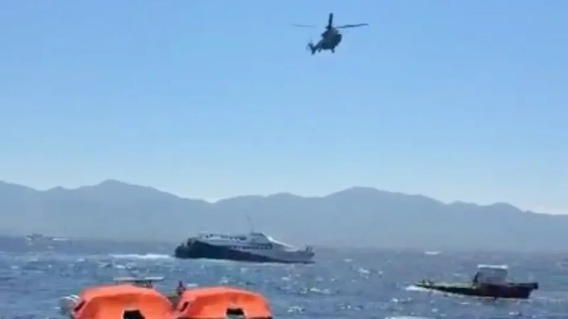 Trajekt sa 267 ljudi prevrnuo se kod Girnea: U toku velika akcija spašavanja - slika 1