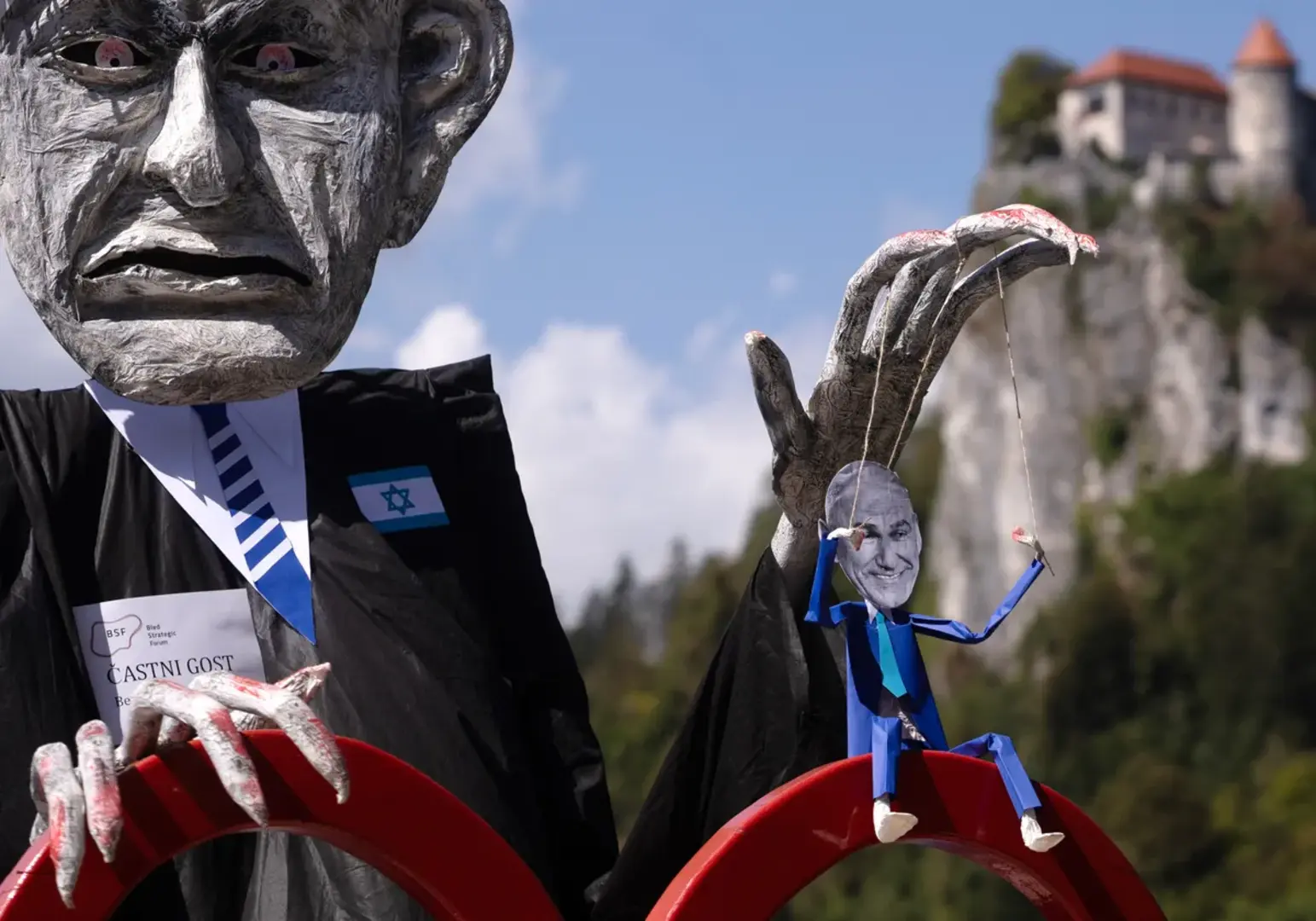 Protesti na Bledu: Janša je veleizdajnik! - slika 1