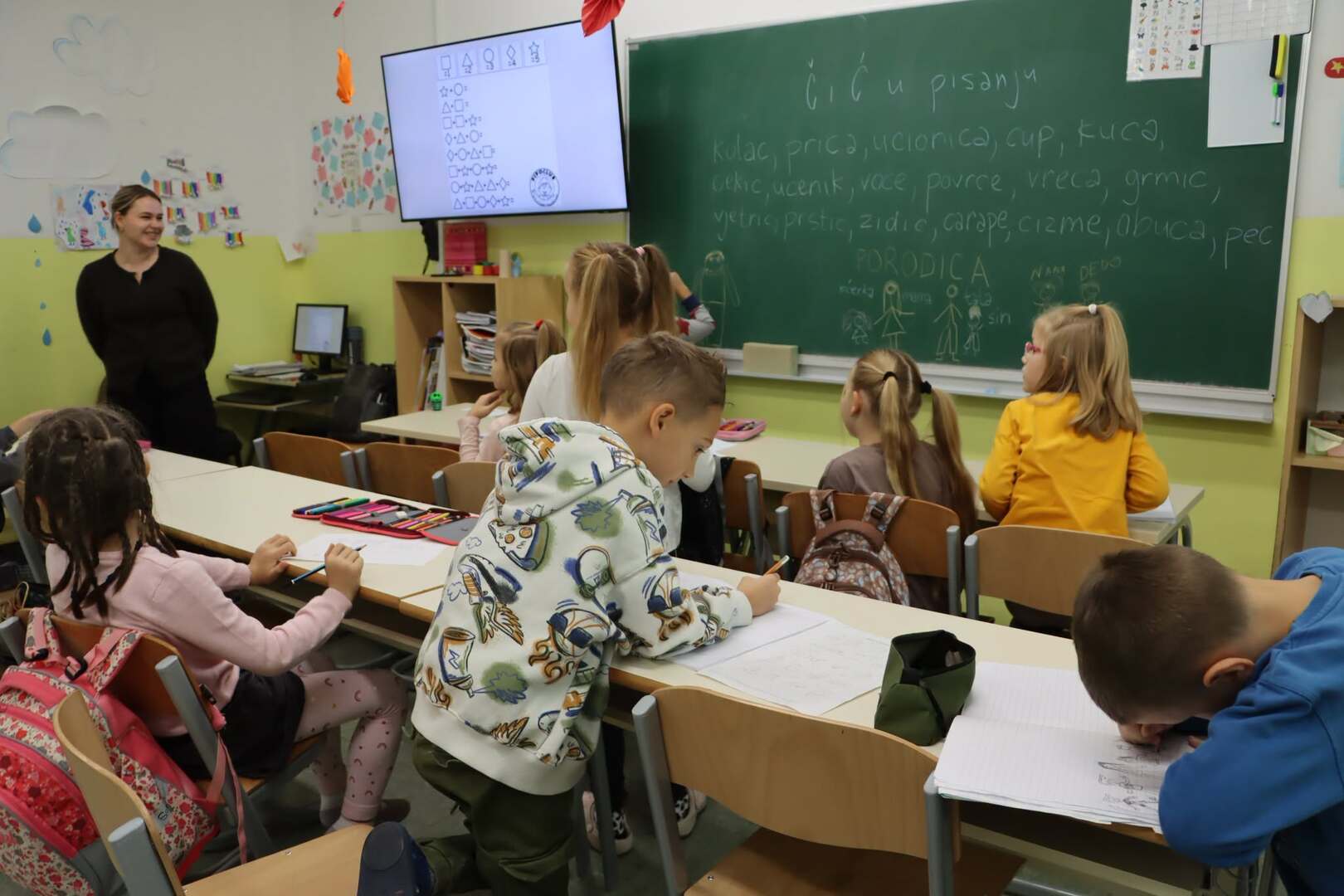 Đaci, sretno: Danas počinje nova školska godina u KS - slika 1
