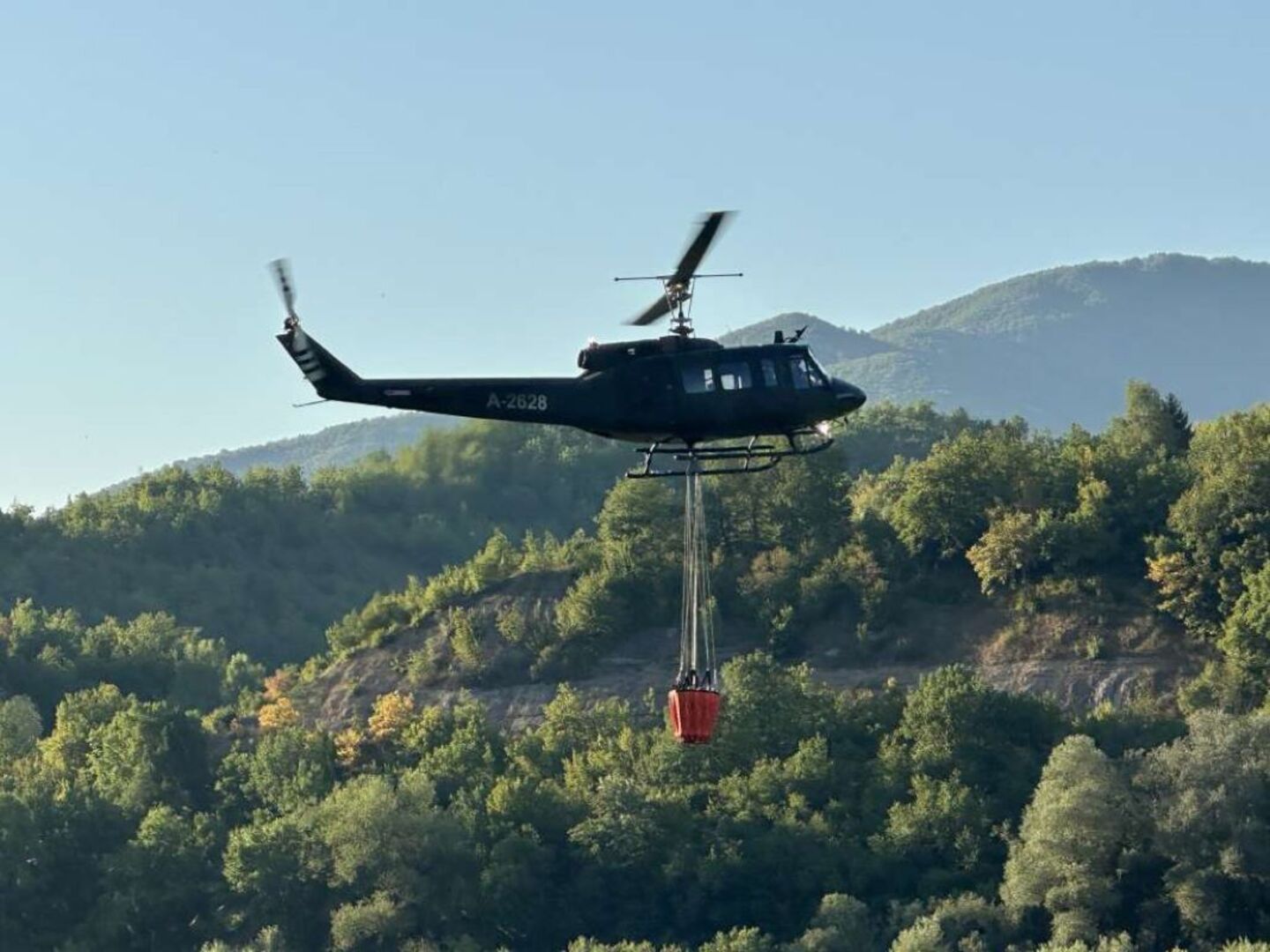 Helikopter i pripadnici Oružanih snaga BiH gase požare kod Nevesinja i Trebinja - slika 1