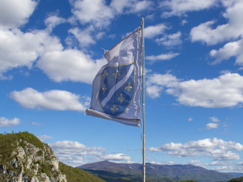 Građani koji se nađu u problemu zbog zastave s ljiljanima imaju pravo na besplatnu pravnu pomoć