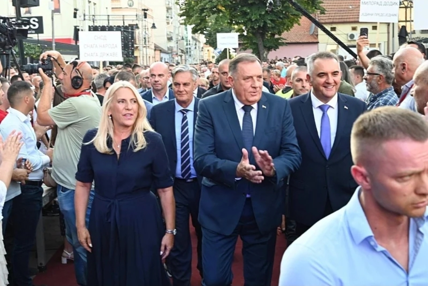 Skandalozne poruke Dodika na izbornom skupu SNSD-a: "Smeta nam granica na Drini" - slika 1