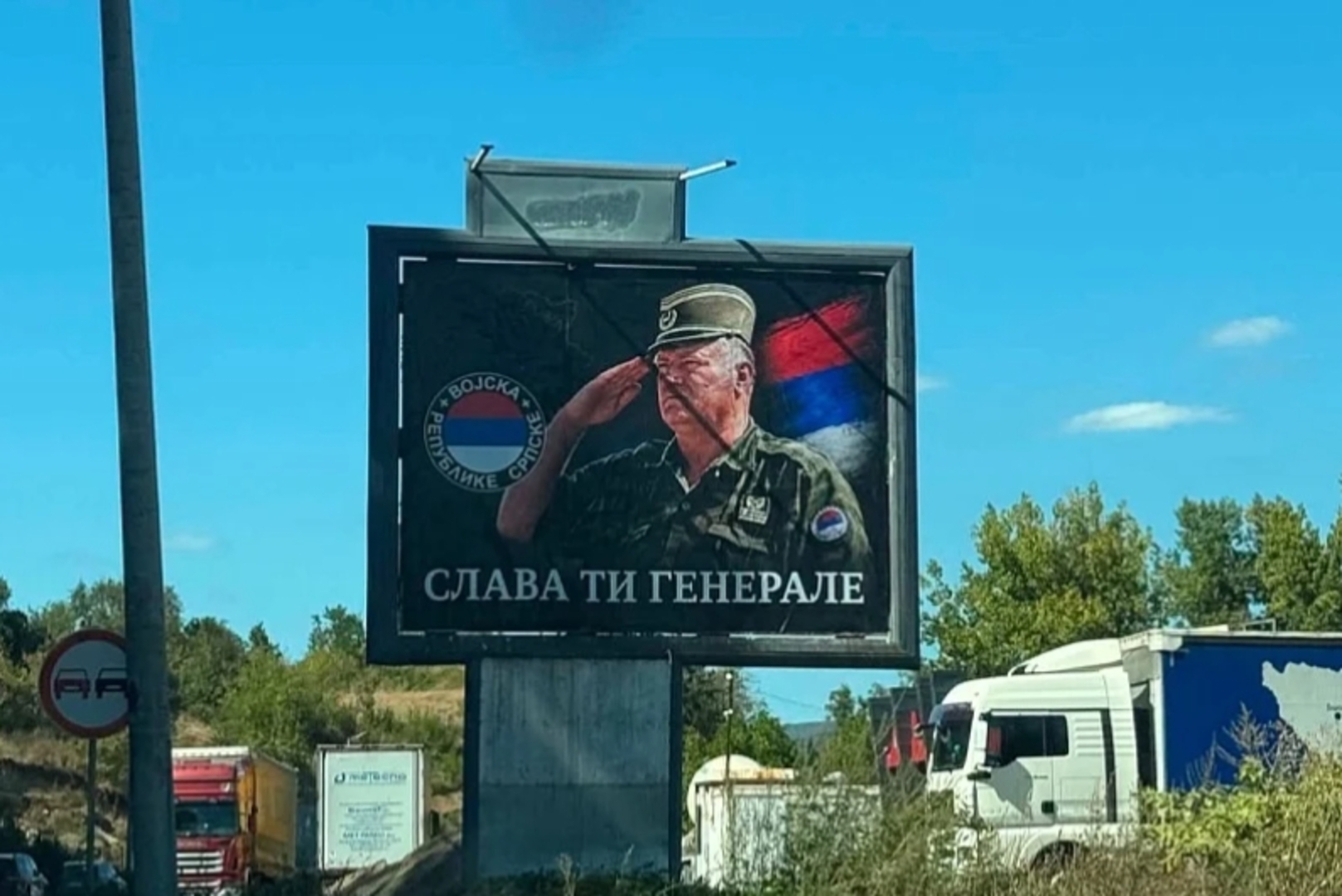Bilbord s likom Ratka Mladića na ulazu u Rogaticu: Dok se traže posmrtni ostaci žrtava, zločinac dobija poruke slave - slika 1