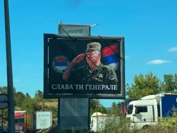 Bilbord s likom Ratka Mladića na ulazu u Rogaticu: Dok se traže posmrtni ostaci žrtava, zločinac dobija poruke slave