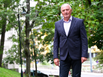 Helez: Srbija zaslužuje najoštrije sankcije zbog sahrane Mladića, međunarodna zajednica da povuče potpis sa stvaranja Rs
