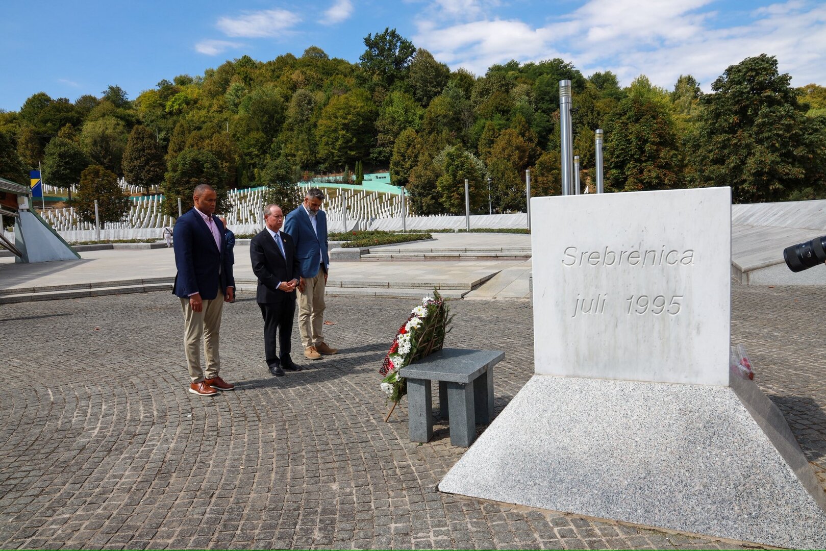 Američki kongresmeni u Srebrenici: SAD ostaju predane istini o genocidu - slika 1