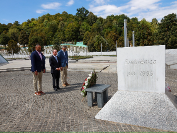 Američki kongresmeni u Srebrenici: SAD ostaju predane istini o genocidu