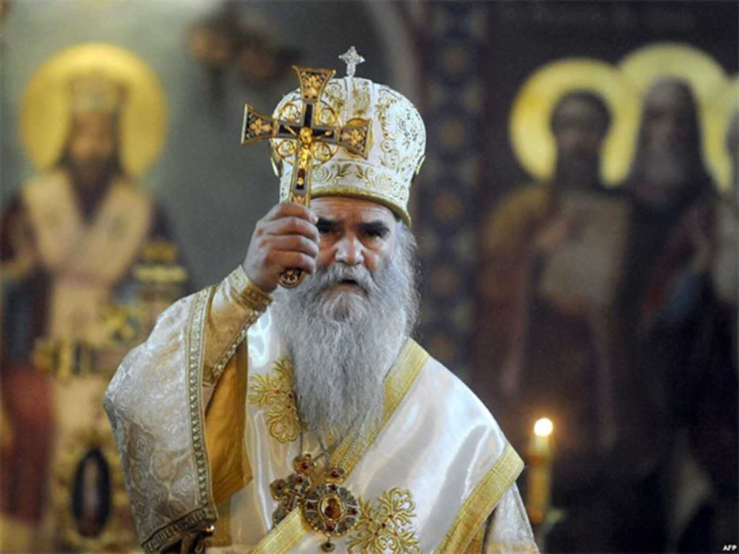 Nevjerovatno! Vjernici ljube tijelo Amfilohija - slika 1