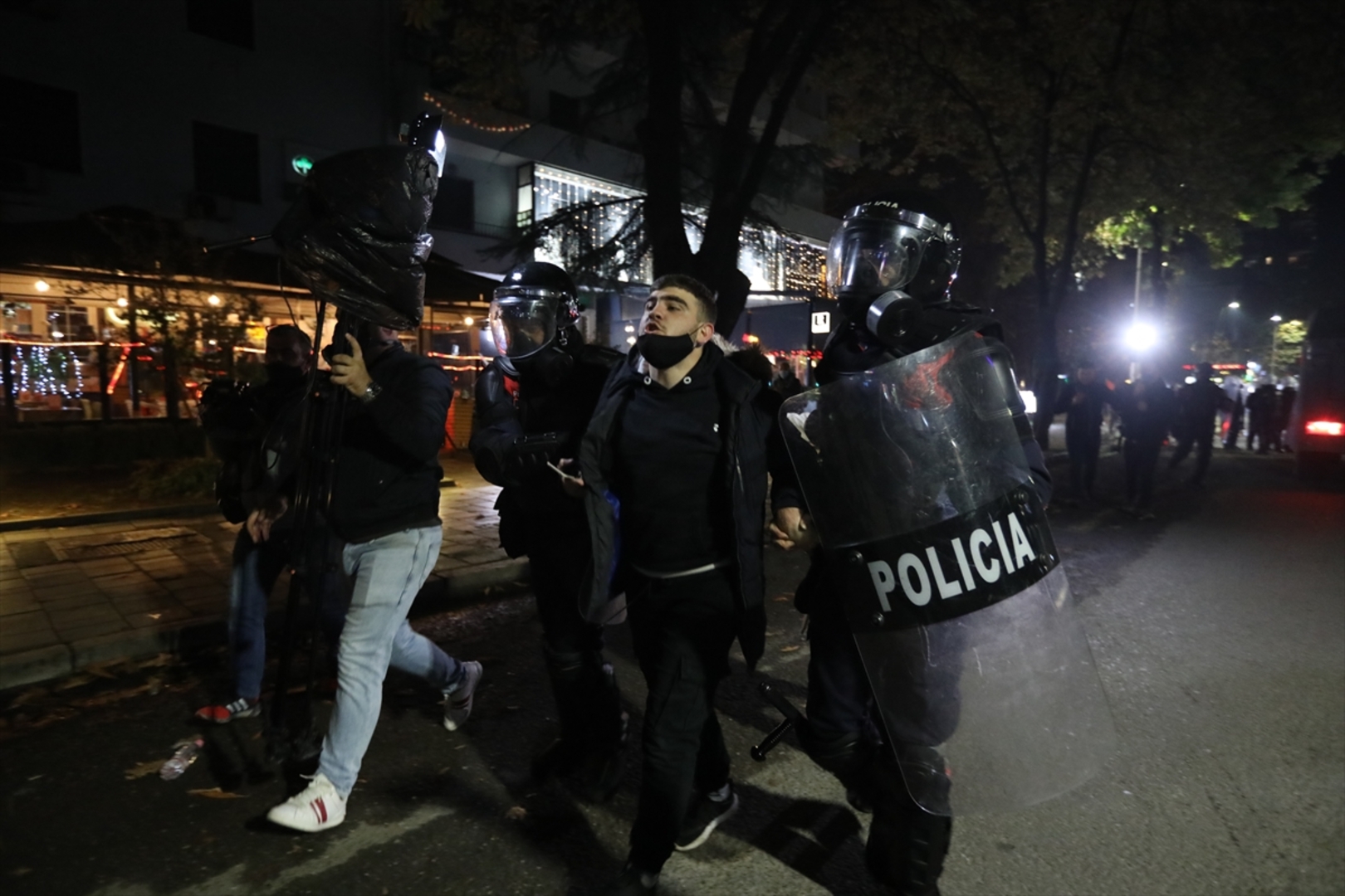 Peta noć protesta u Tirani. "Pravda za Klodijana" - slika 2