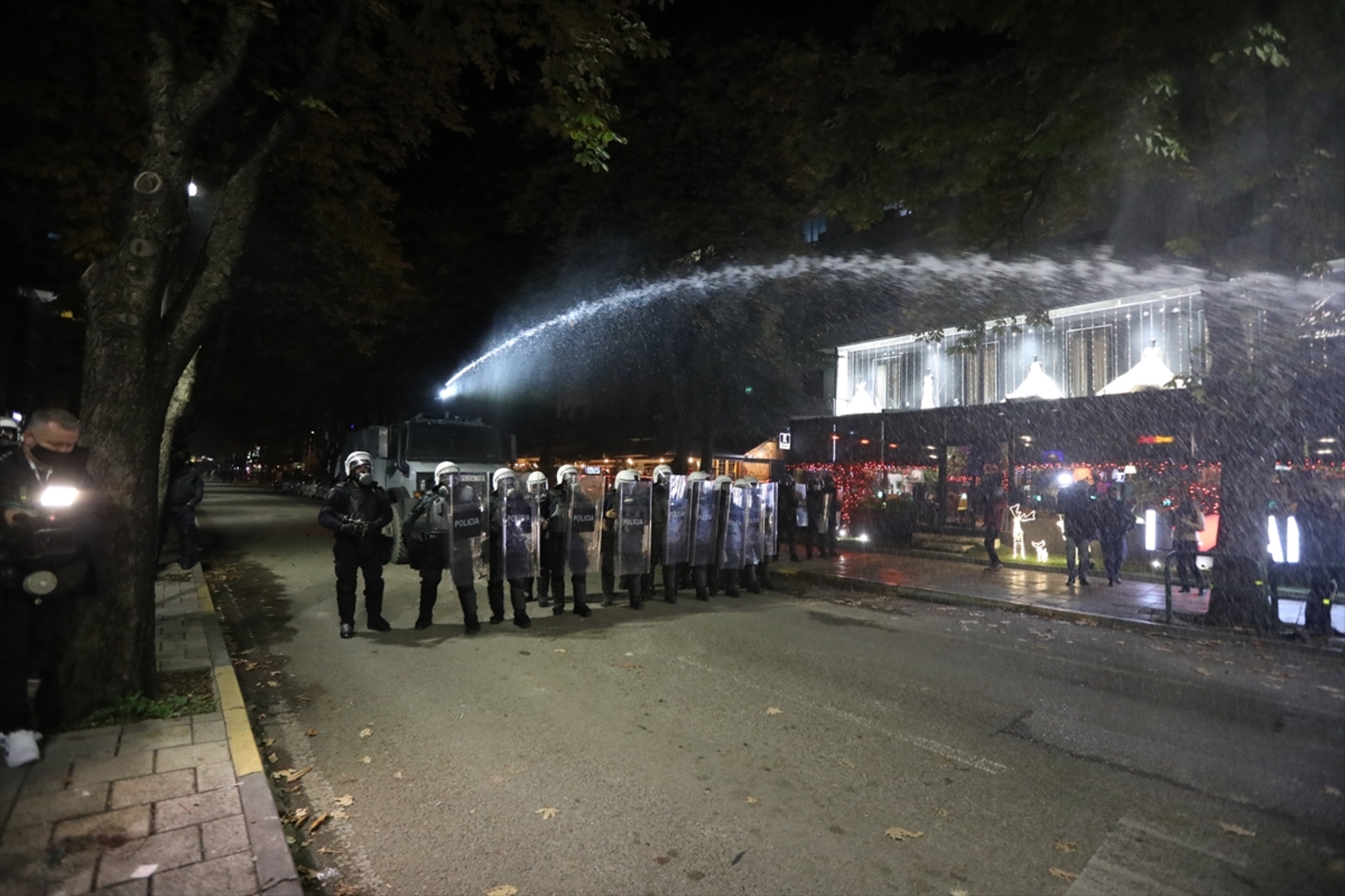 Peta noć protesta u Tirani. "Pravda za Klodijana" - slika 9