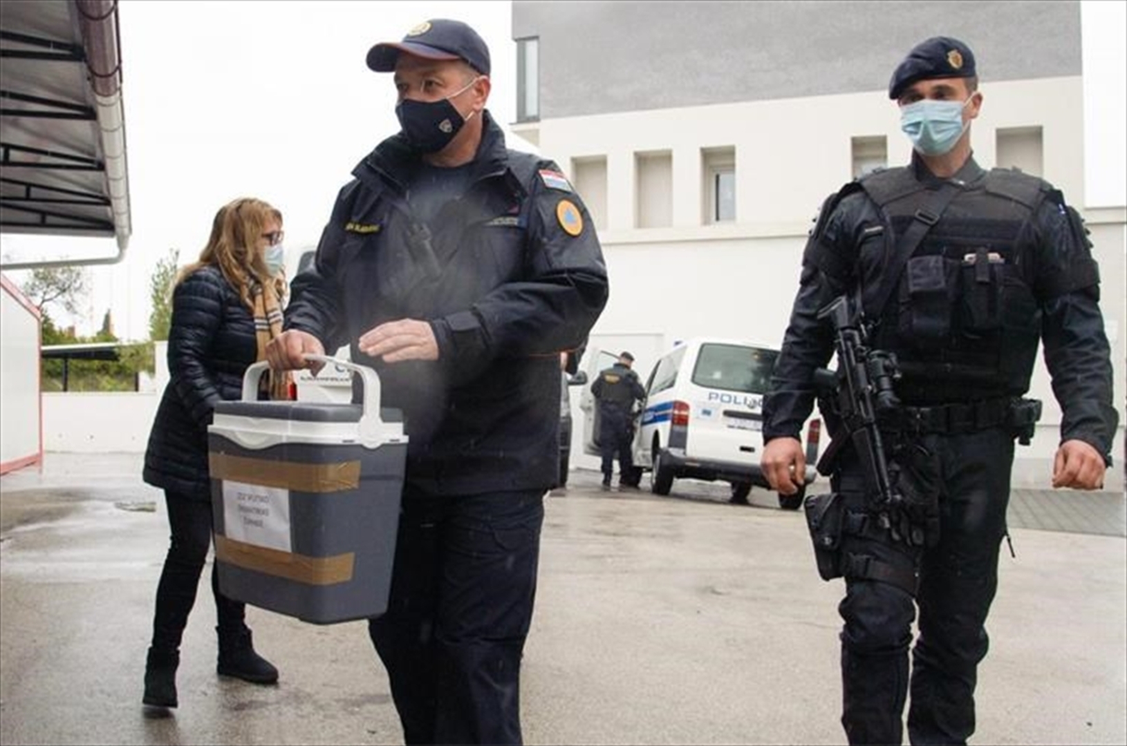 Teško naoružani policajci Hrvatske čuvaju vakcine - slika 2