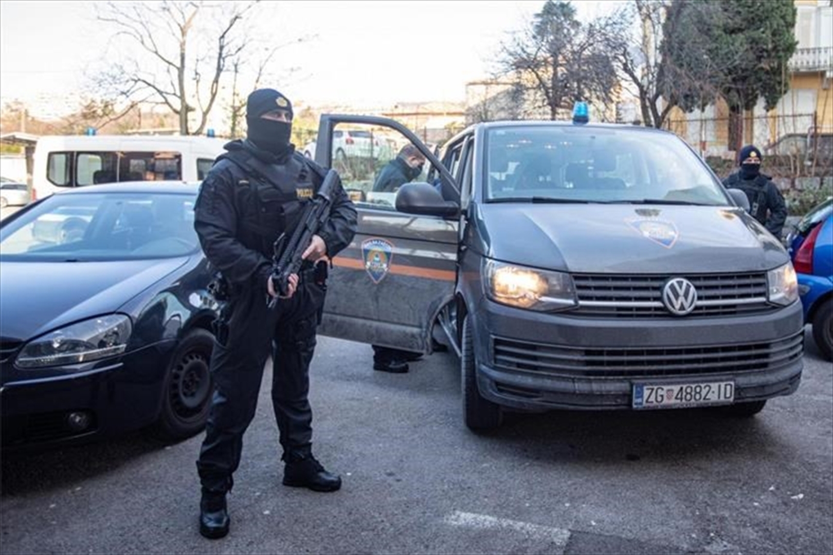 Teško naoružani policajci Hrvatske čuvaju vakcine - slika 3