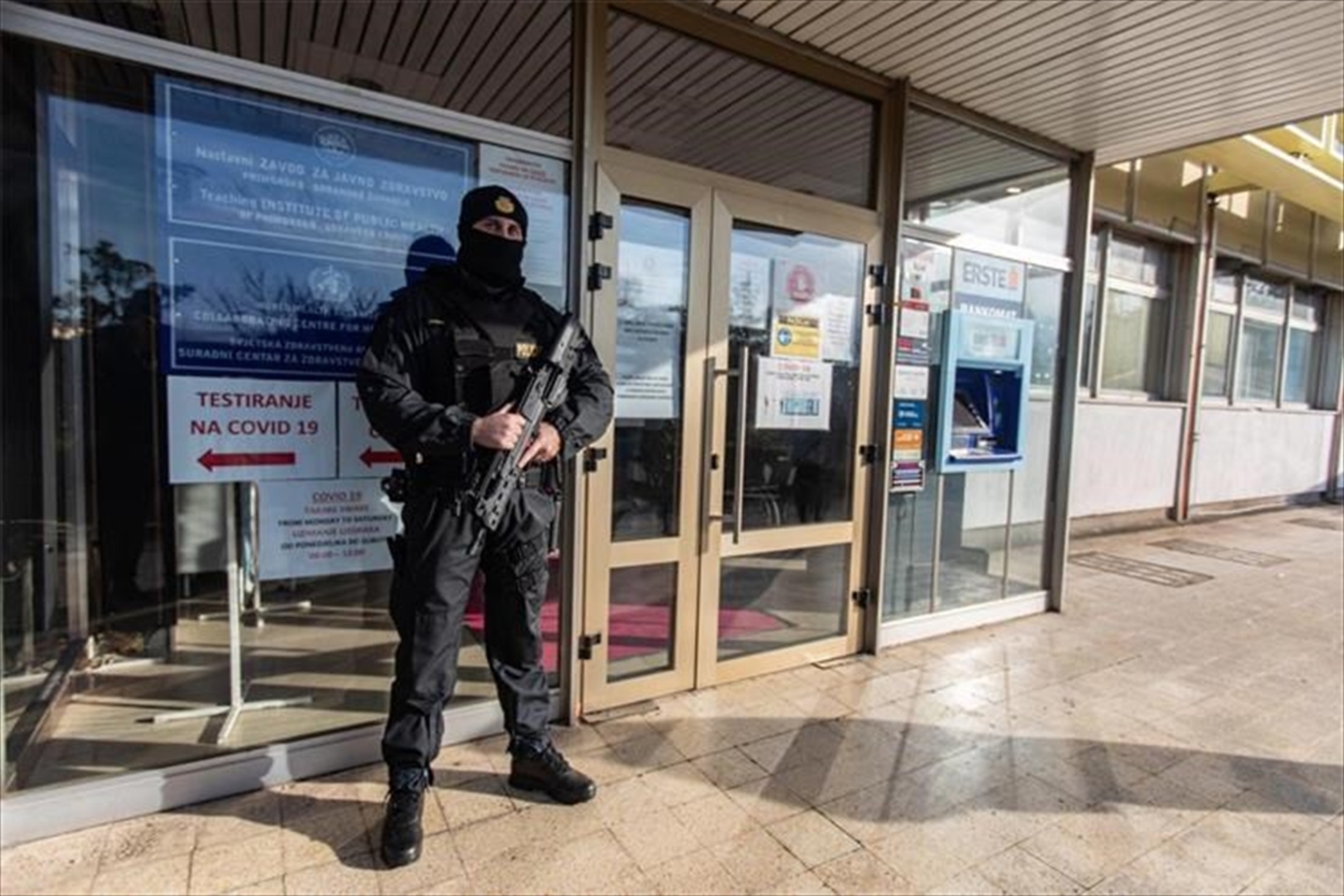 Teško naoružani policajci Hrvatske čuvaju vakcine - slika 4
