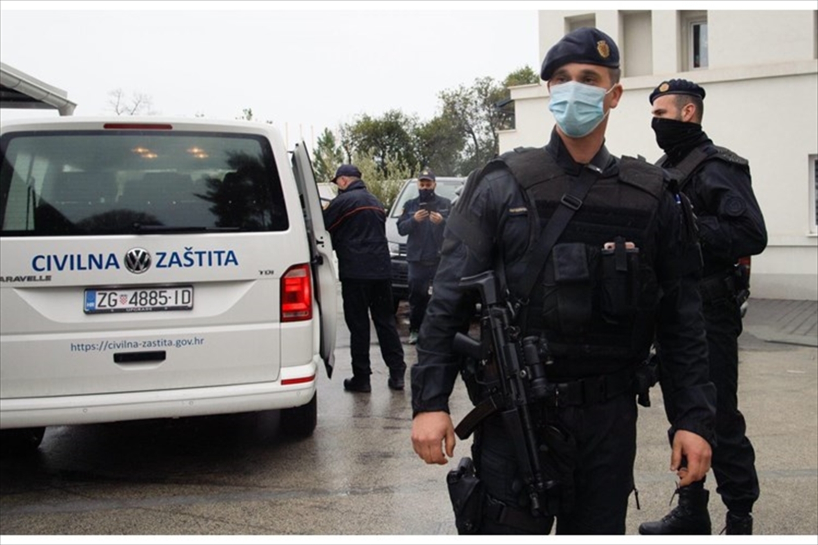 Teško naoružani policajci Hrvatske čuvaju vakcine - slika 5