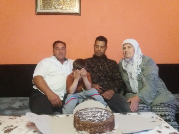 Migrant Amar iz Alžira često bi zaplakao  pred punom sofrom svojih tuzlanskih domaćina