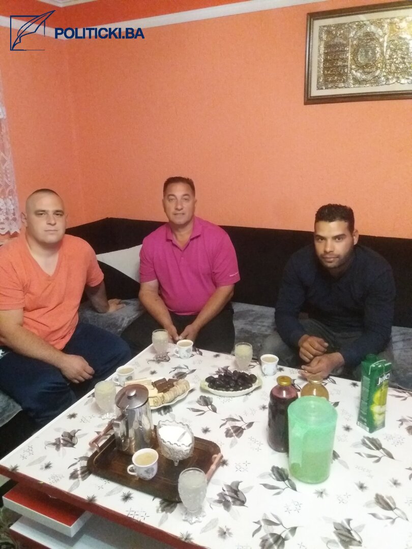 Migrant Amar iz Alžira često bi zaplakao  pred punom sofrom svojih tuzlanskih domaćina - slika 3