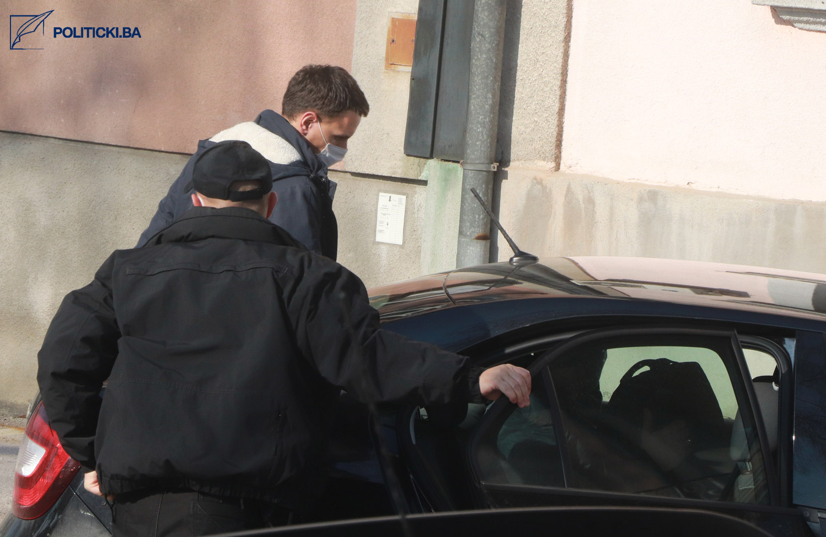 Uhapšeni u akciji „Brend“ dovedeni u prostorije SIPA-e u Tuzli - slika 9