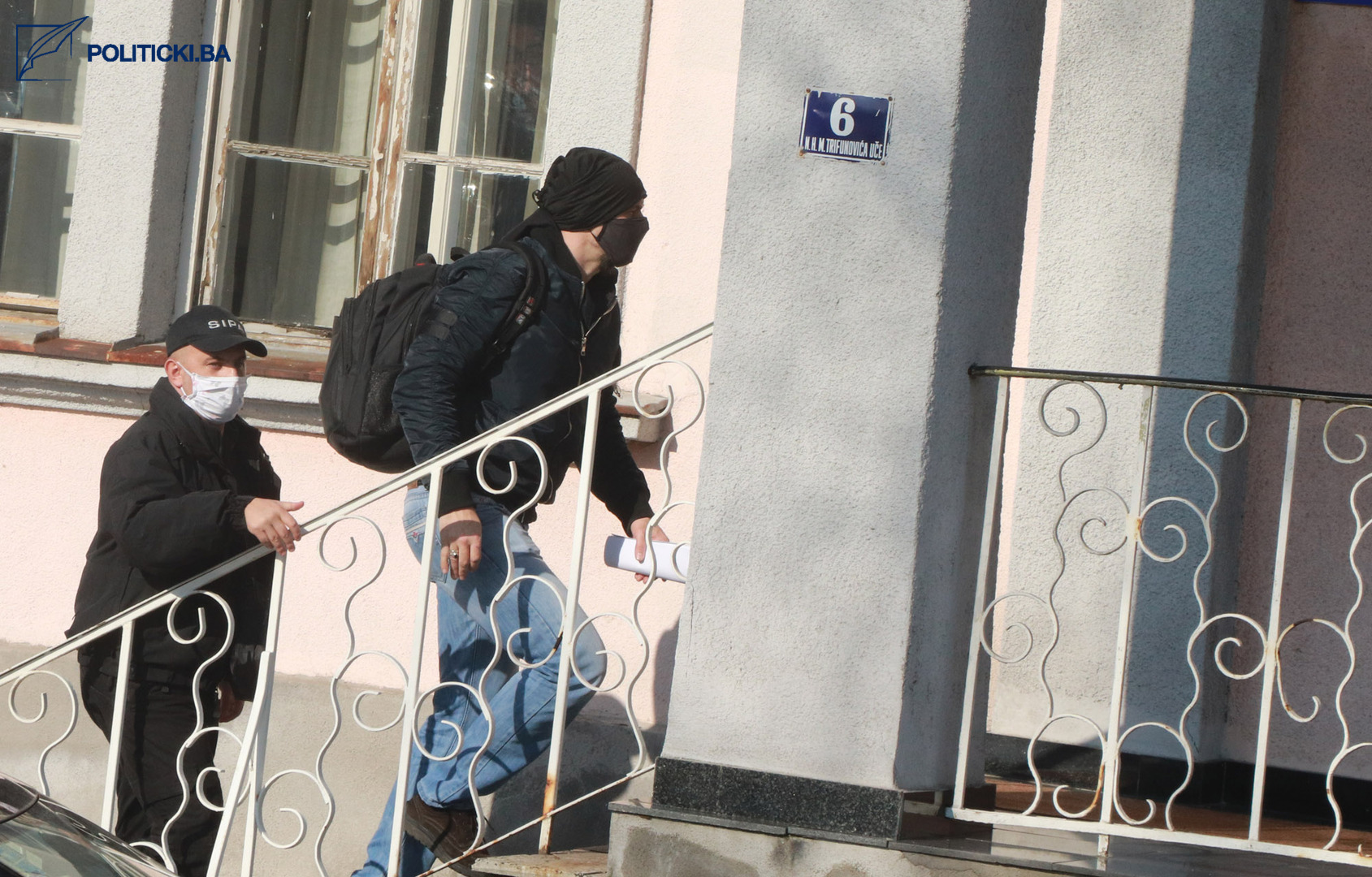 Uhapšeni u akciji „Brend“ dovedeni u prostorije SIPA-e u Tuzli - slika 6