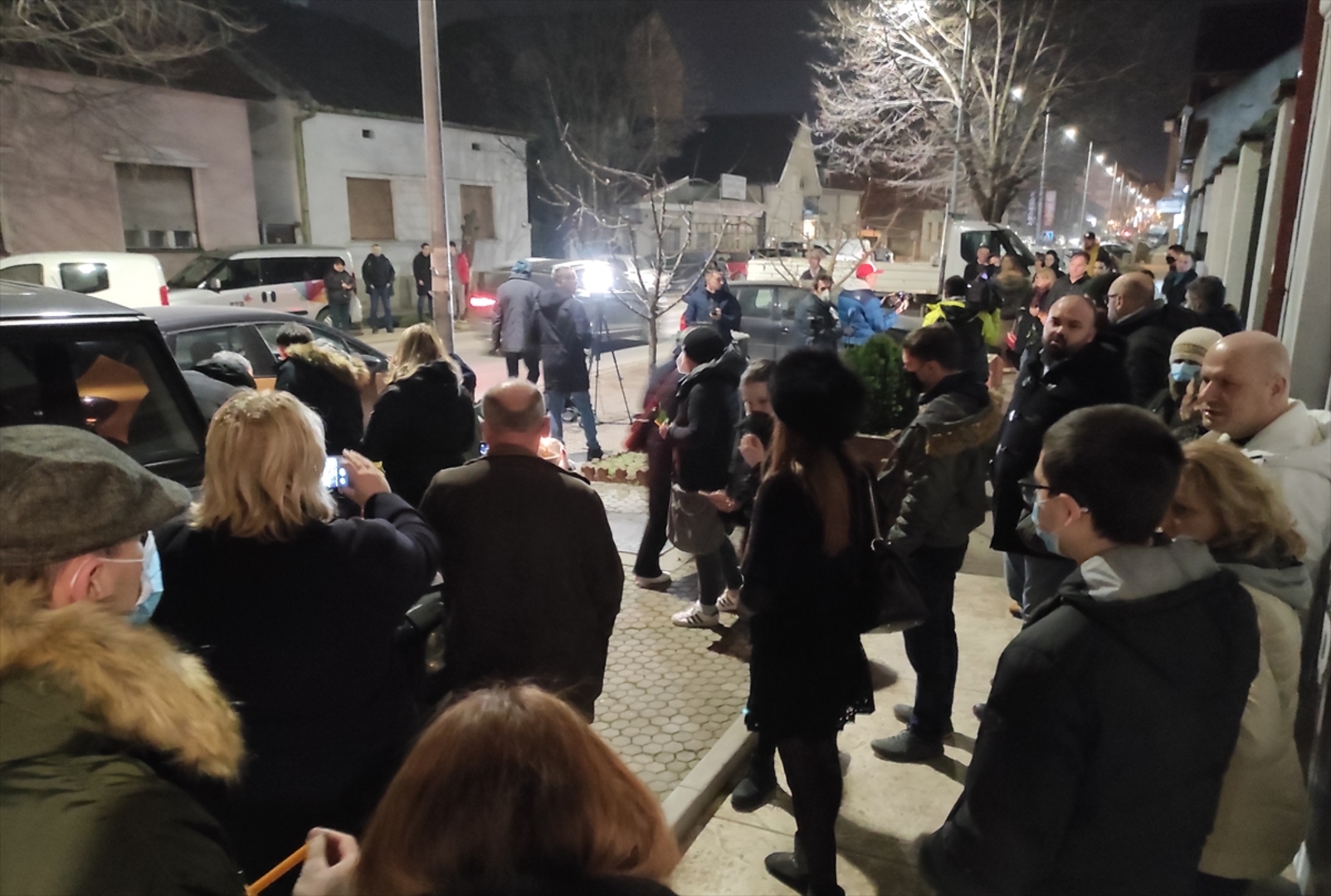 Novosađani odaju počast Balaševiću paljenjem svijeća - slika 7