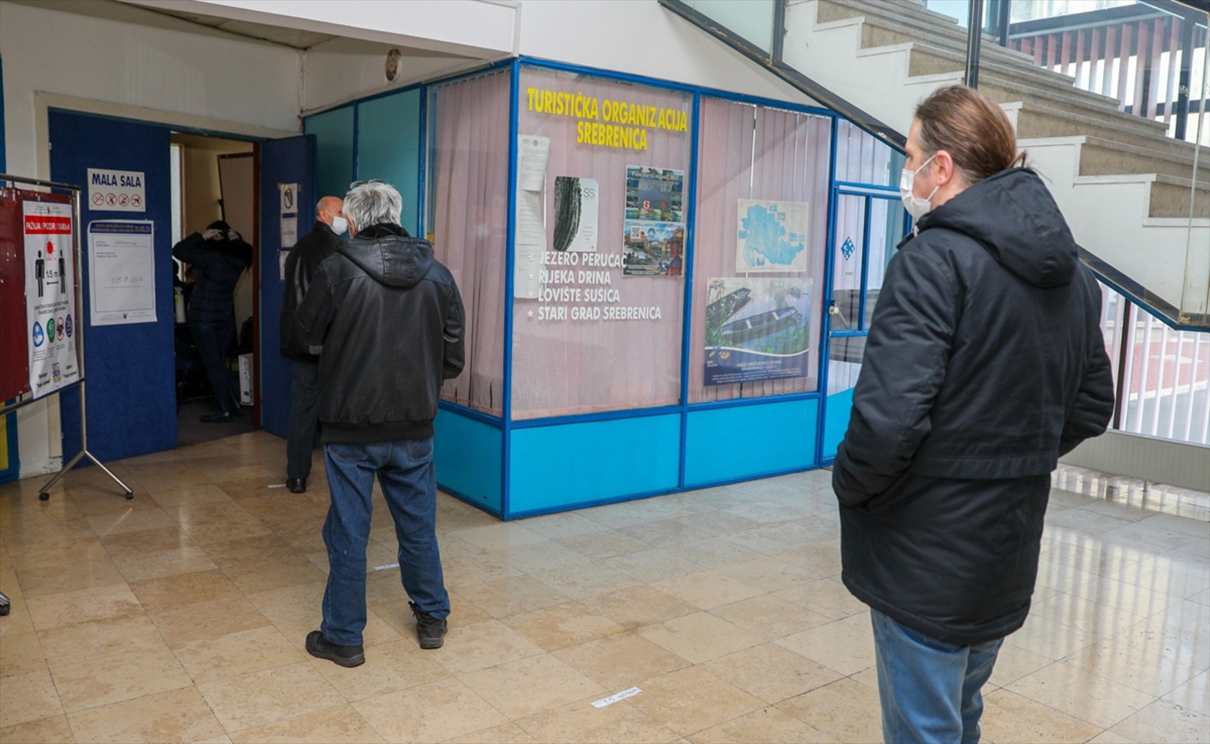  Otvorena biračka mjesta. U Doboju se glasa u Srebrenici Bošnjaci bojkotiraju - slika 22