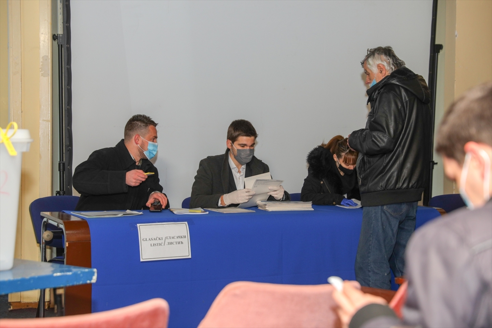  Otvorena biračka mjesta. U Doboju se glasa u Srebrenici Bošnjaci bojkotiraju - slika 15