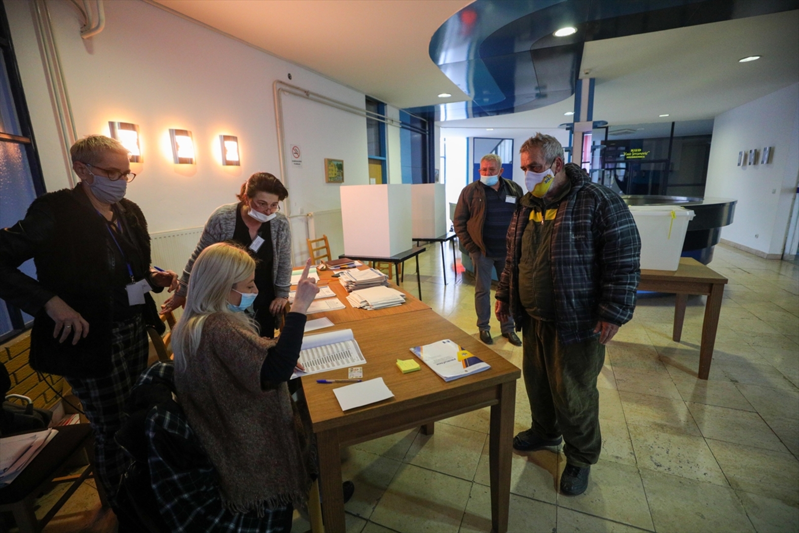  Otvorena biračka mjesta. U Doboju se glasa u Srebrenici Bošnjaci bojkotiraju - slika 17