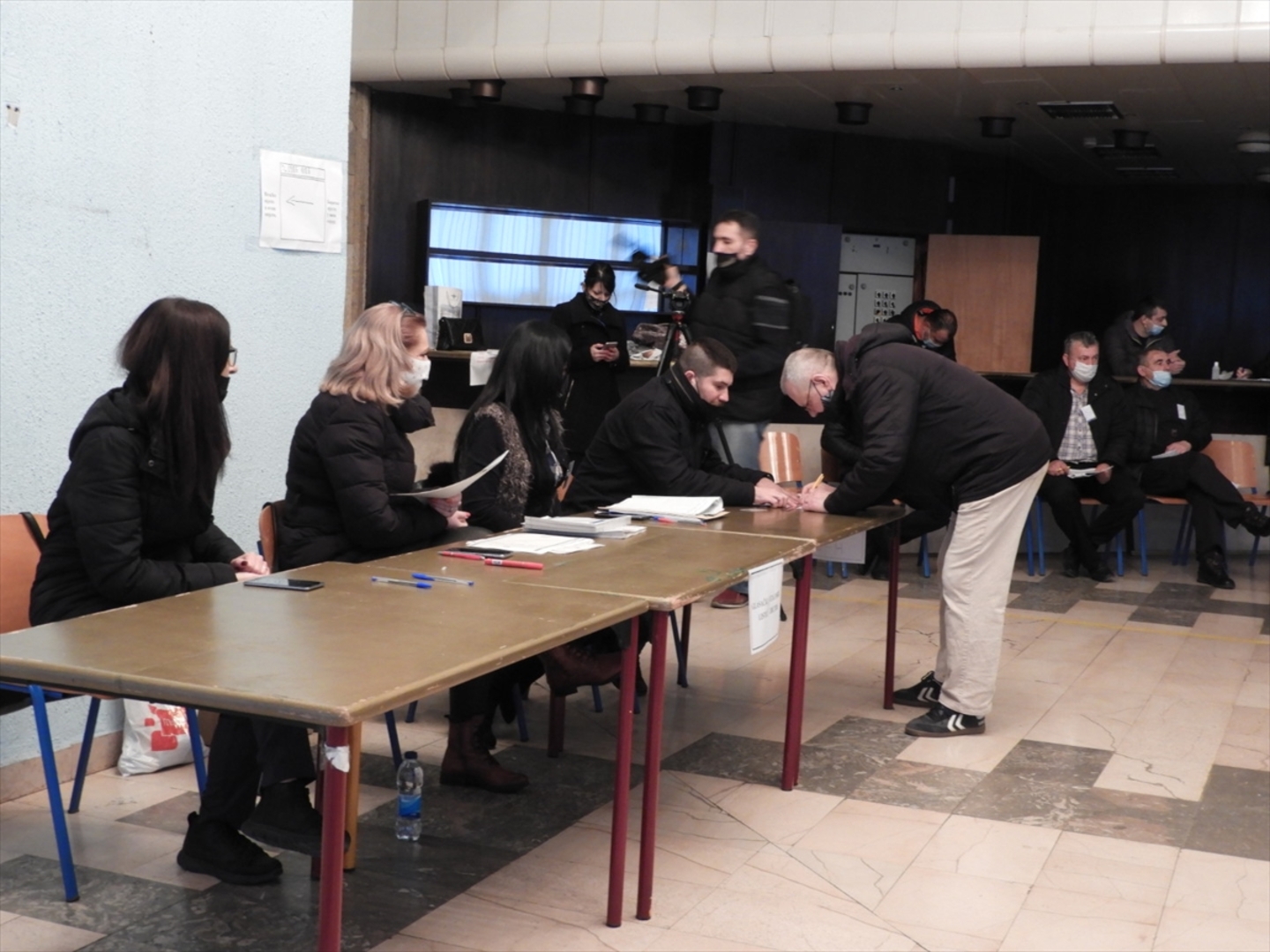  Otvorena biračka mjesta. U Doboju se glasa u Srebrenici Bošnjaci bojkotiraju - slika 9