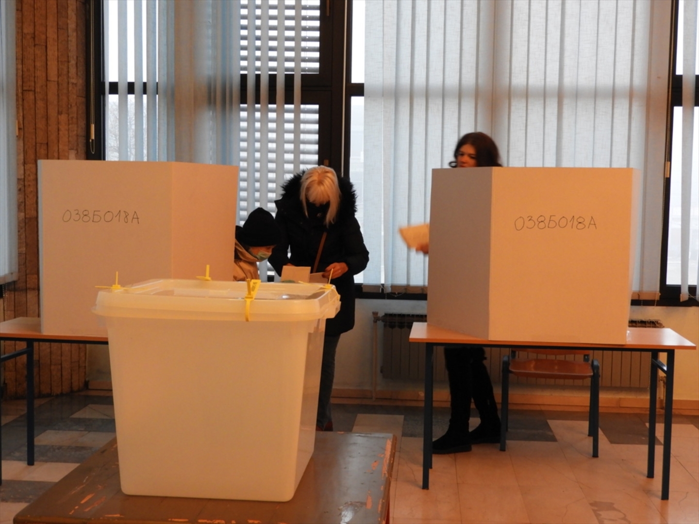  Otvorena biračka mjesta. U Doboju se glasa u Srebrenici Bošnjaci bojkotiraju - slika 11