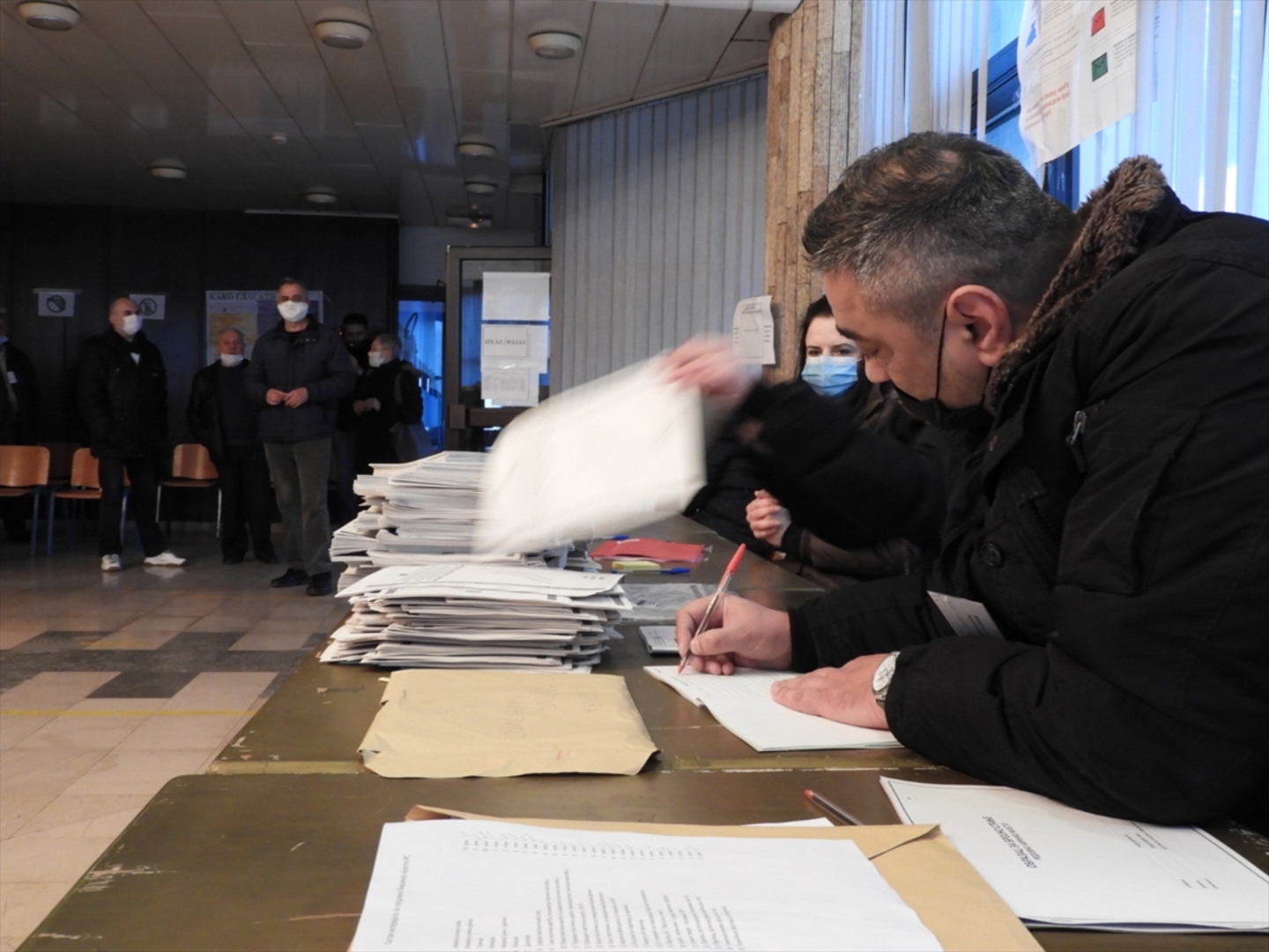  Otvorena biračka mjesta. U Doboju se glasa u Srebrenici Bošnjaci bojkotiraju - slika 6