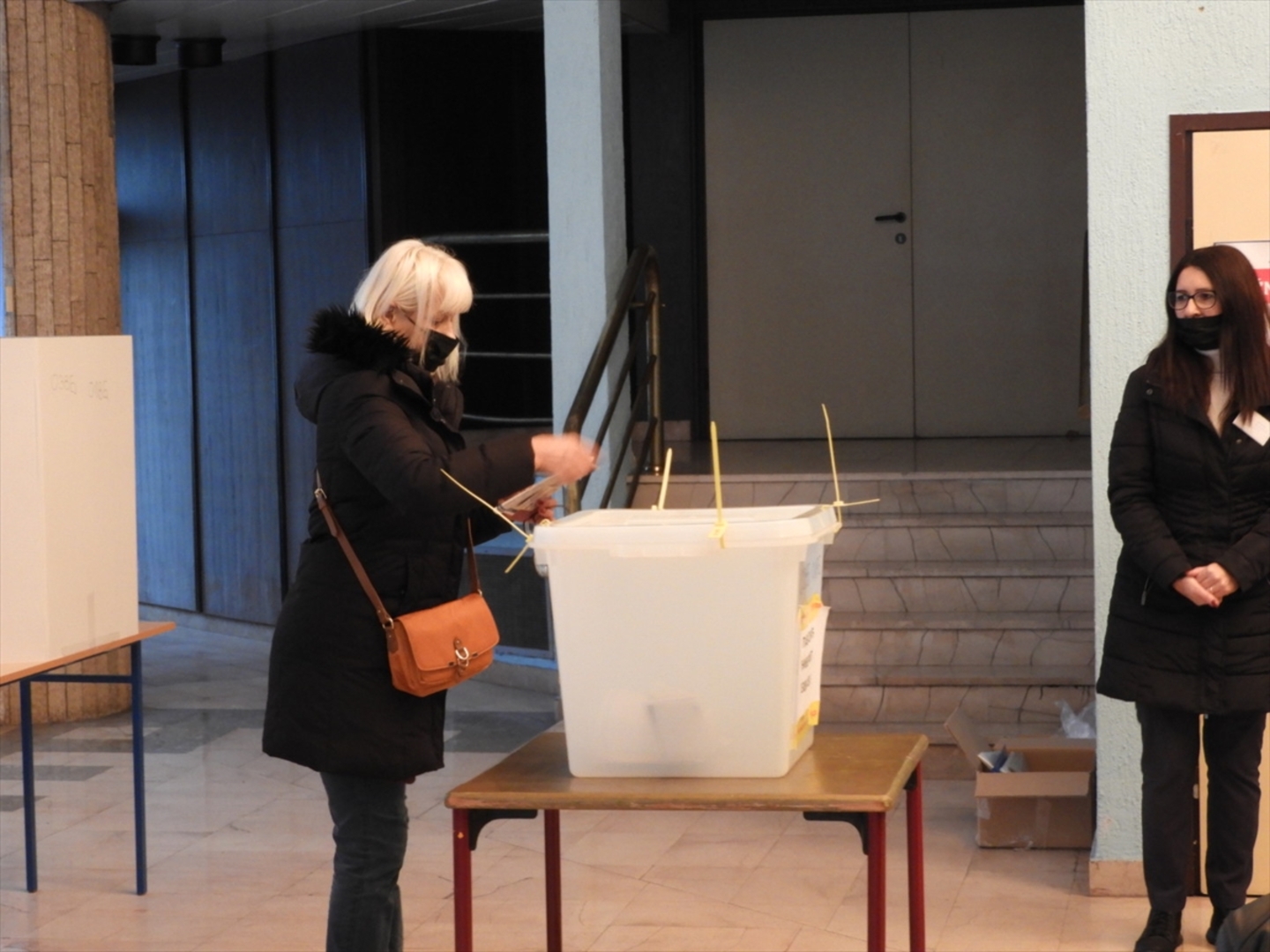  Otvorena biračka mjesta. U Doboju se glasa u Srebrenici Bošnjaci bojkotiraju - slika 7