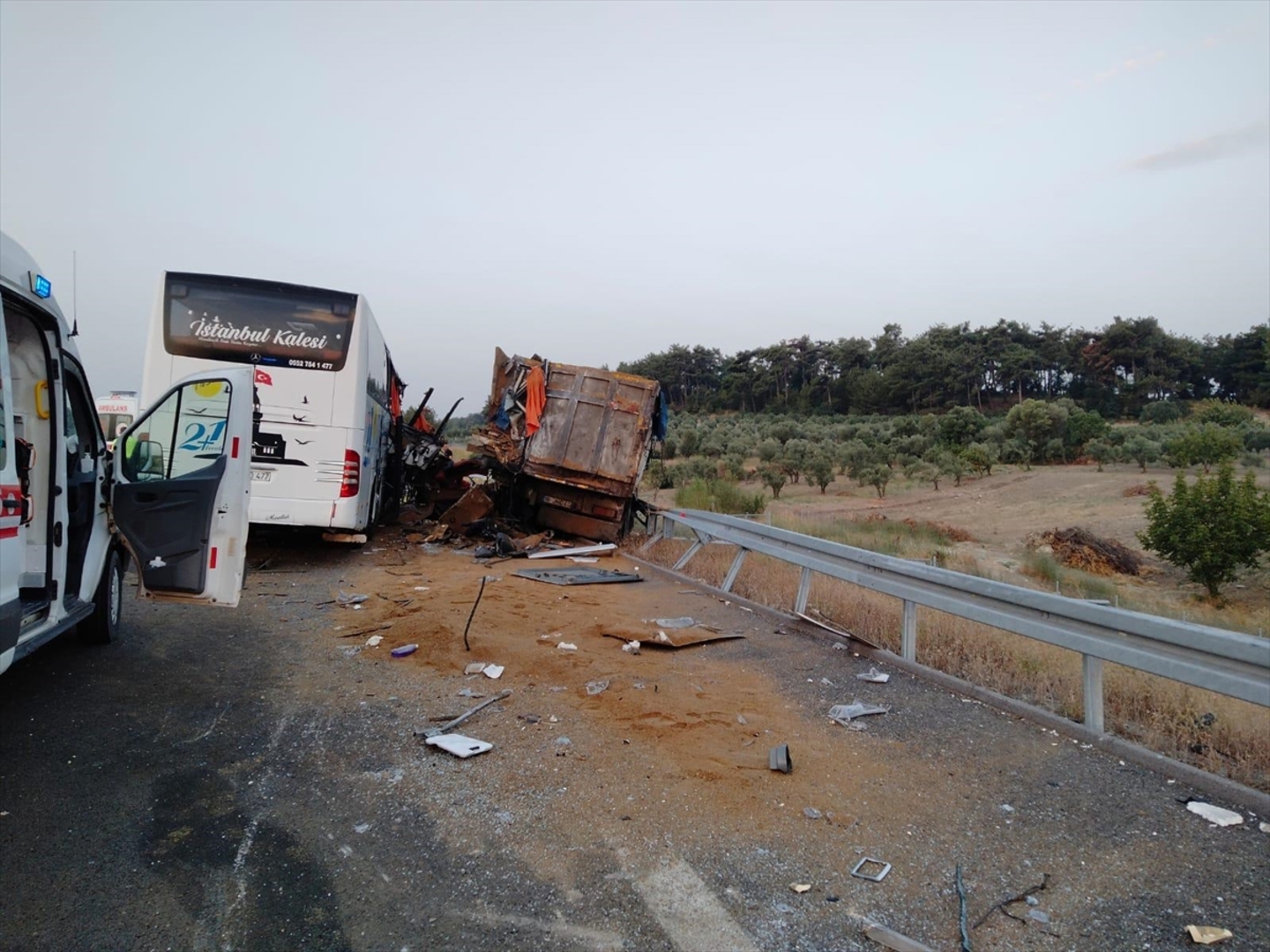 Turska: U sudaru autobusa i kamiona poginulošest osoba, 42 povrijeđenih - slika 4