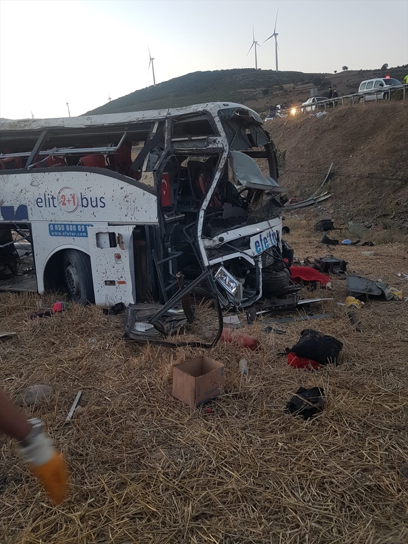 Prevrnuo se putnički autobus na zapadu Turske, poginulo 14 osoba - slika 2