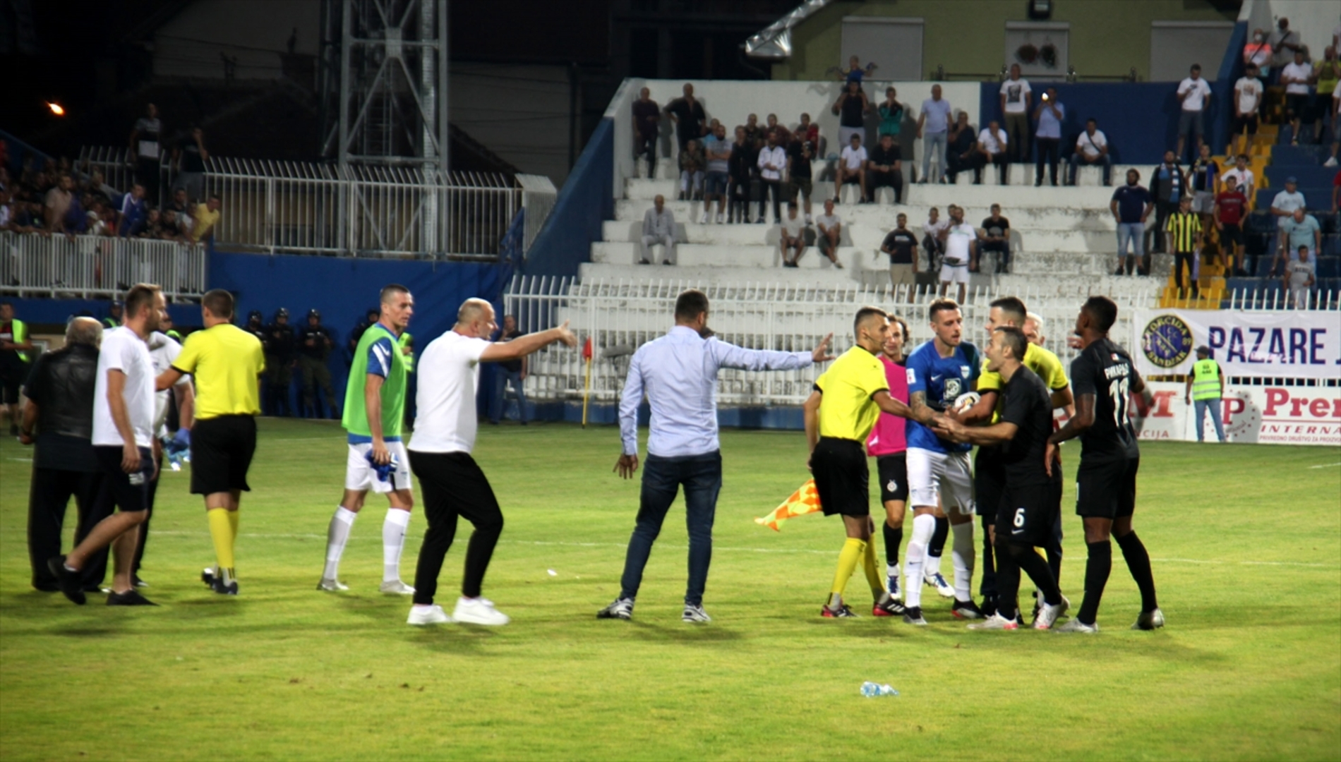 Nacionalistički ispadi Partizanovih navijača obilježili utakmicu u Novom Pazaru - slika 9