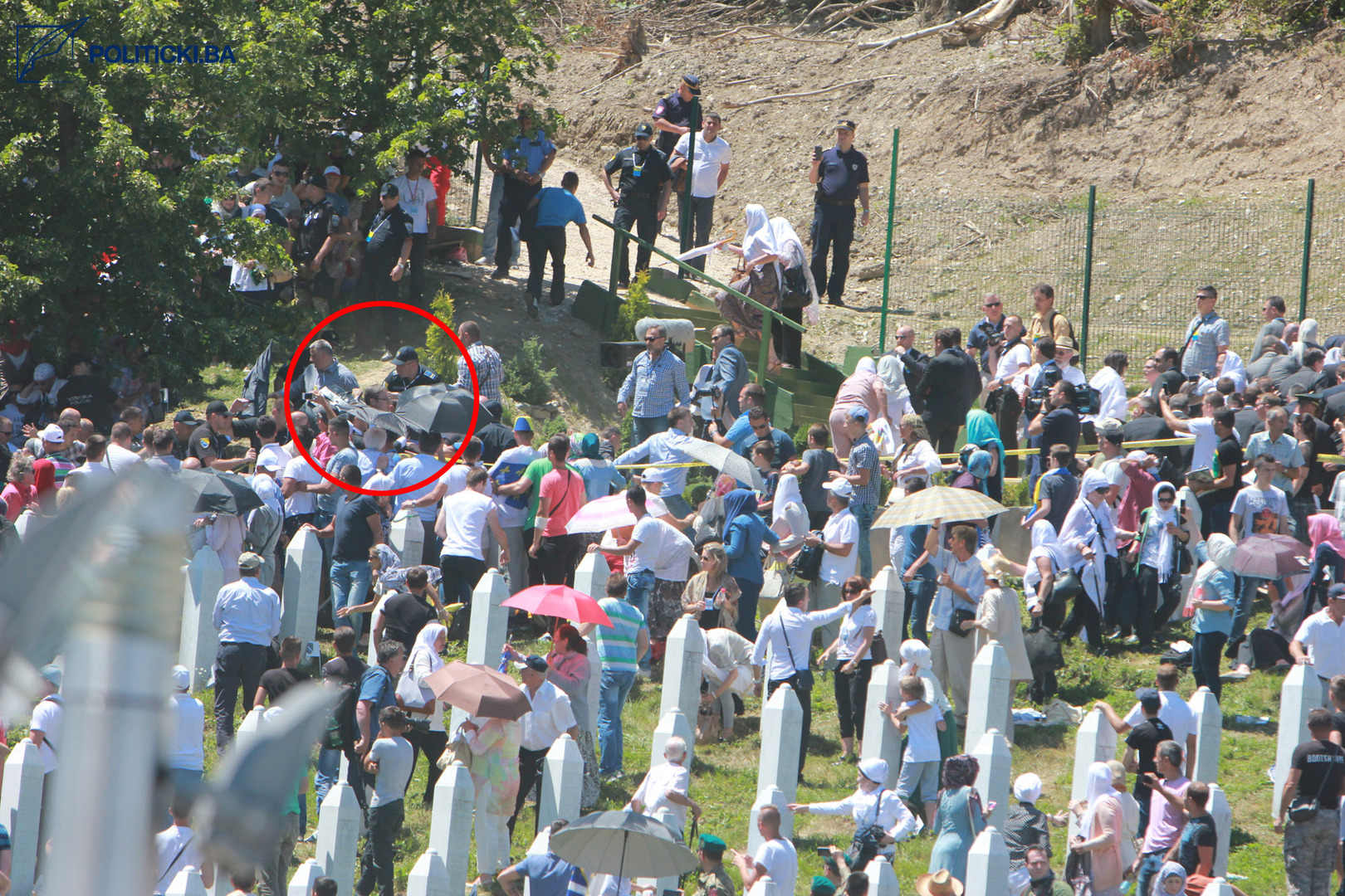 SIPA izuzela fotografije Ahmeta Bajrića Blicka snimljene 11. jula 2015. godine u Potočarima - slika 7