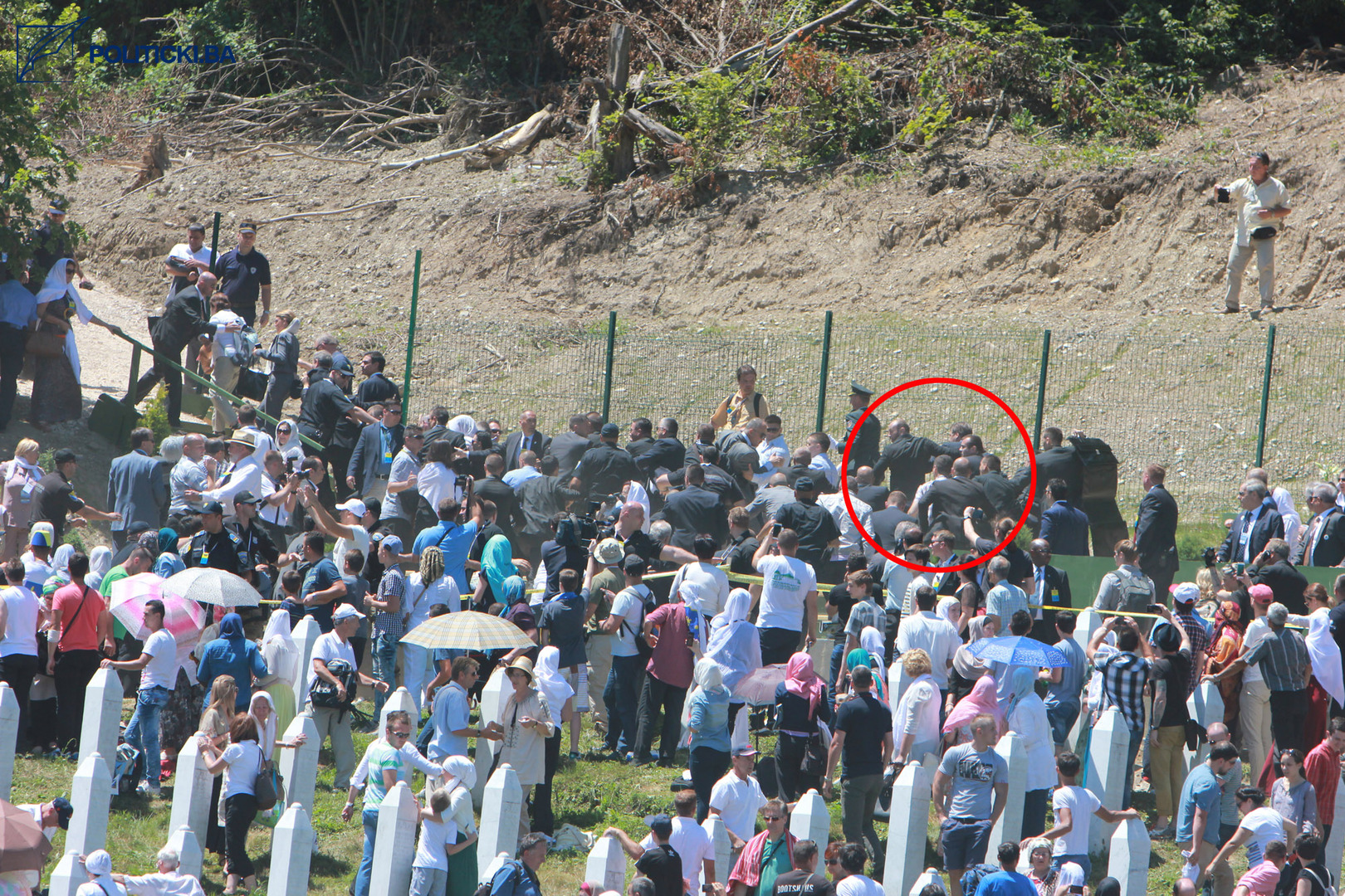 SIPA izuzela fotografije Ahmeta Bajrića Blicka snimljene 11. jula 2015. godine u Potočarima - slika 11